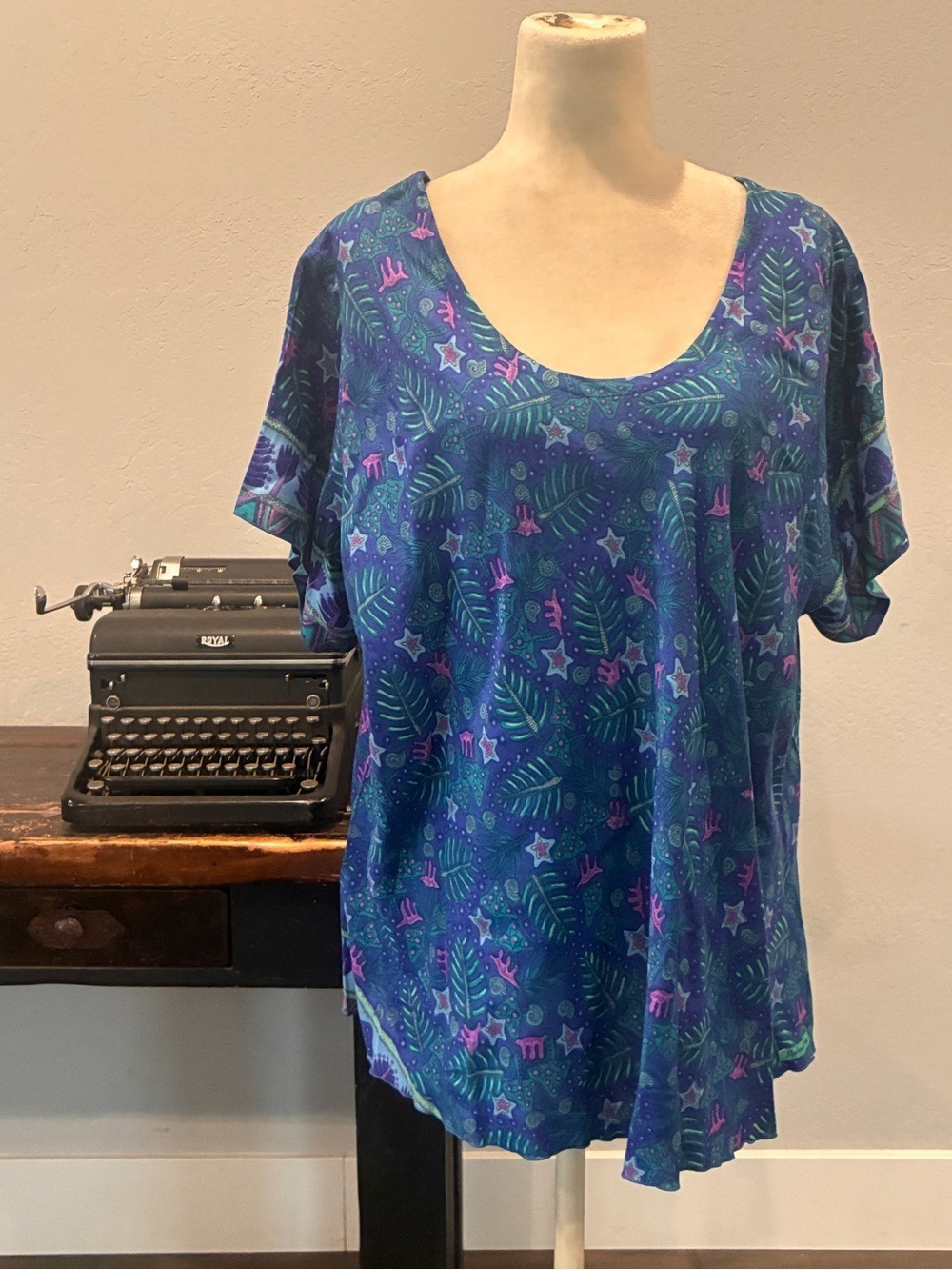 Rainbow Jo Hawaiian Scoop Neck Tunic Top in Deep Sea Animal Print - Size XL